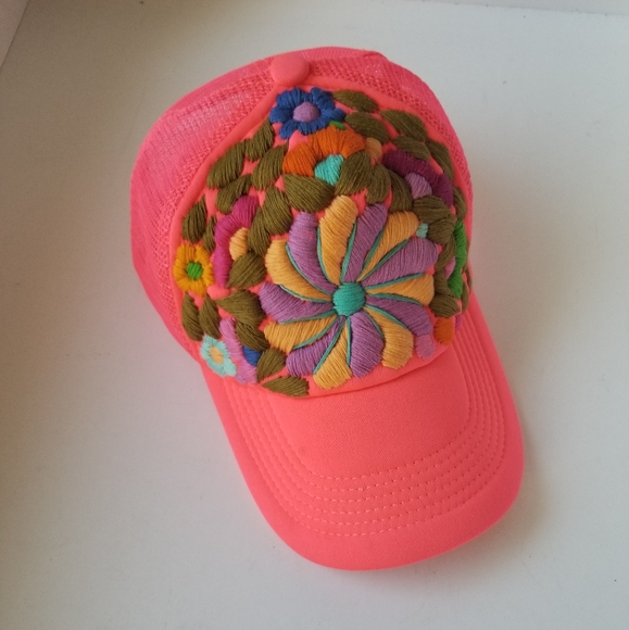 Embroidered hat - Picture 4 of 9